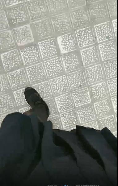 极品黑丝JK户外美少女真空夹着大黑牛逛街，不断滴落的淫水在地上形成一片水渍1v  【245m】