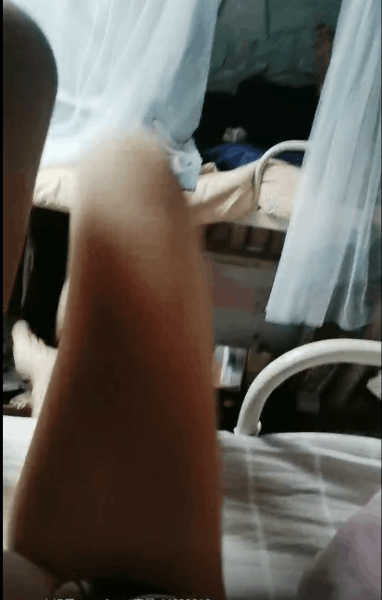 大学宿舍里的小骚逼露脸等舍友躺下后自己在被窝里偷偷脱光了揉捏骚奶子自己抠骚逼1v【 640m】