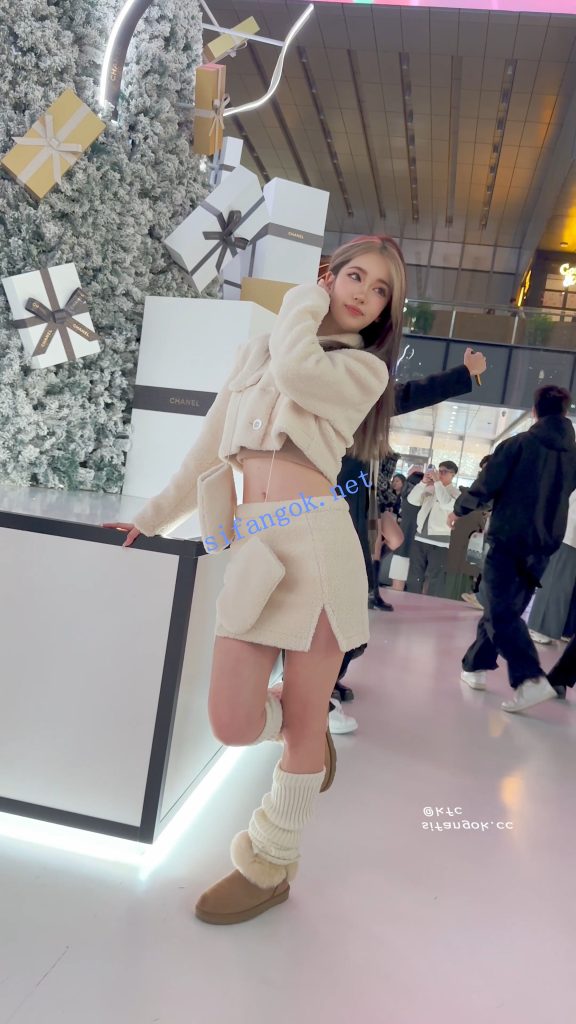 ⭐⭐⭐极品美女拍照穿露脐装·镜头前摆出性感姿势·白色内CD【1V】【1.79G】