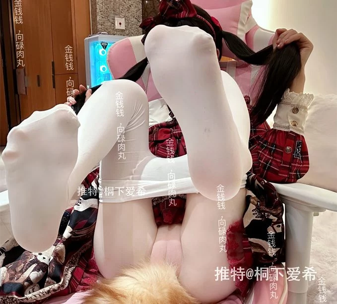 雪乃@xuenai99 新作 [218门槛] 32分钟 [足交] 足控萝莉 Cos健屋花那 [216P4V-6.33G]