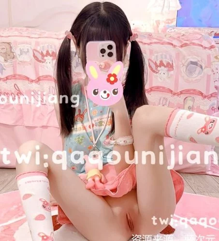 依依酱@YiYiBaya2020 [自购首发] [520门槛] [含新增] 19分钟 双马尾白虎萝莉福利订阅[6P7V-1.03G]